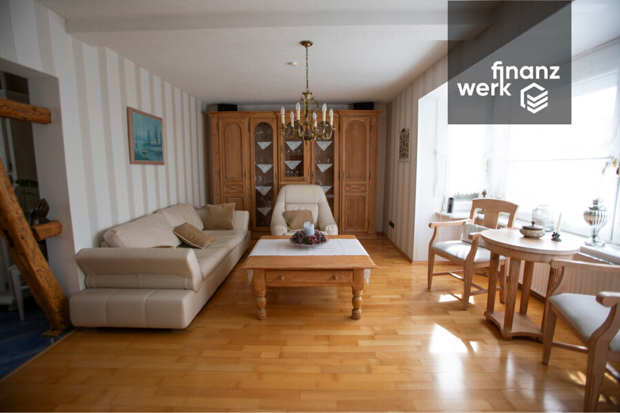Platz für drei Generationen: Haus mit drei eigenen Wohnungen und großem Garten in Gevelsberg – Wohnzimmer