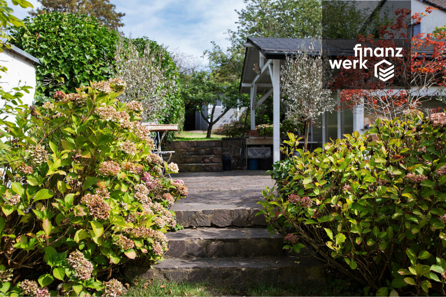 Platz für drei Generationen: Haus mit drei eigenen Wohnungen und großem Garten in Gevelsberg – Garten