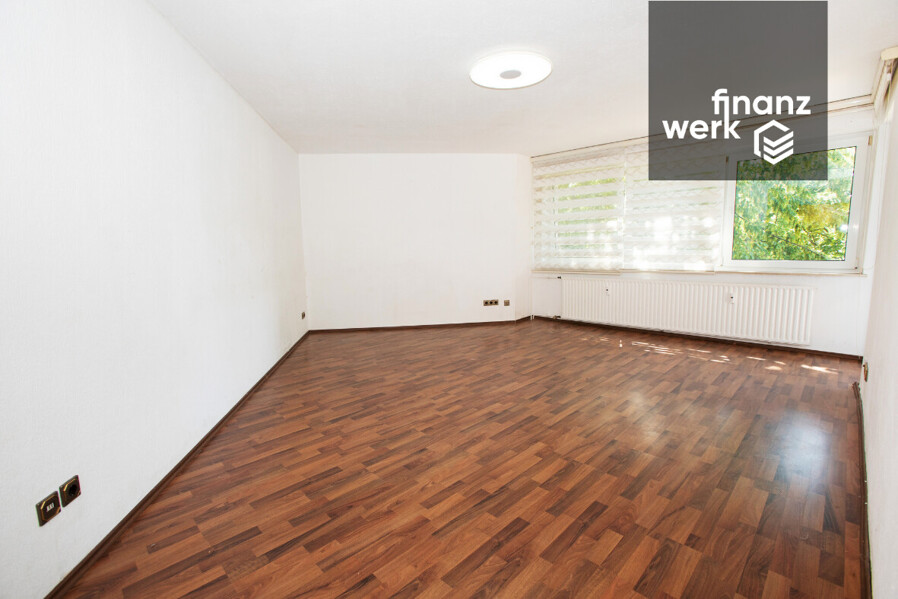 Platz für die ganze Familie: Bezugsfreie 5,5-Zimmer-Wohnung mit Balkon ins Grüne – Köln-Porz – Wohnzimmer