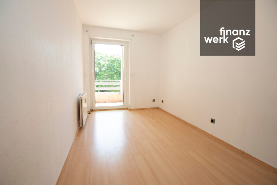 Platz für die ganze Familie: Bezugsfreie 5,5-Zimmer-Wohnung mit Balkon ins Grüne – Köln-Porz – Büro