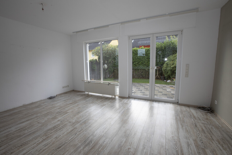 Platz für die ganze Familie – energieeffizientes Reihenendhaus mit Garage und Carport in Ennepetal – Wohnzimmer