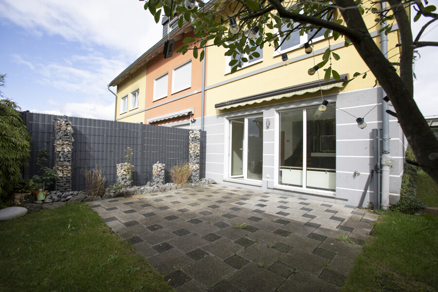 Platz für die ganze Familie – energieeffizientes Reihenendhaus mit Garage und Carport in Ennepetal – Terrasse