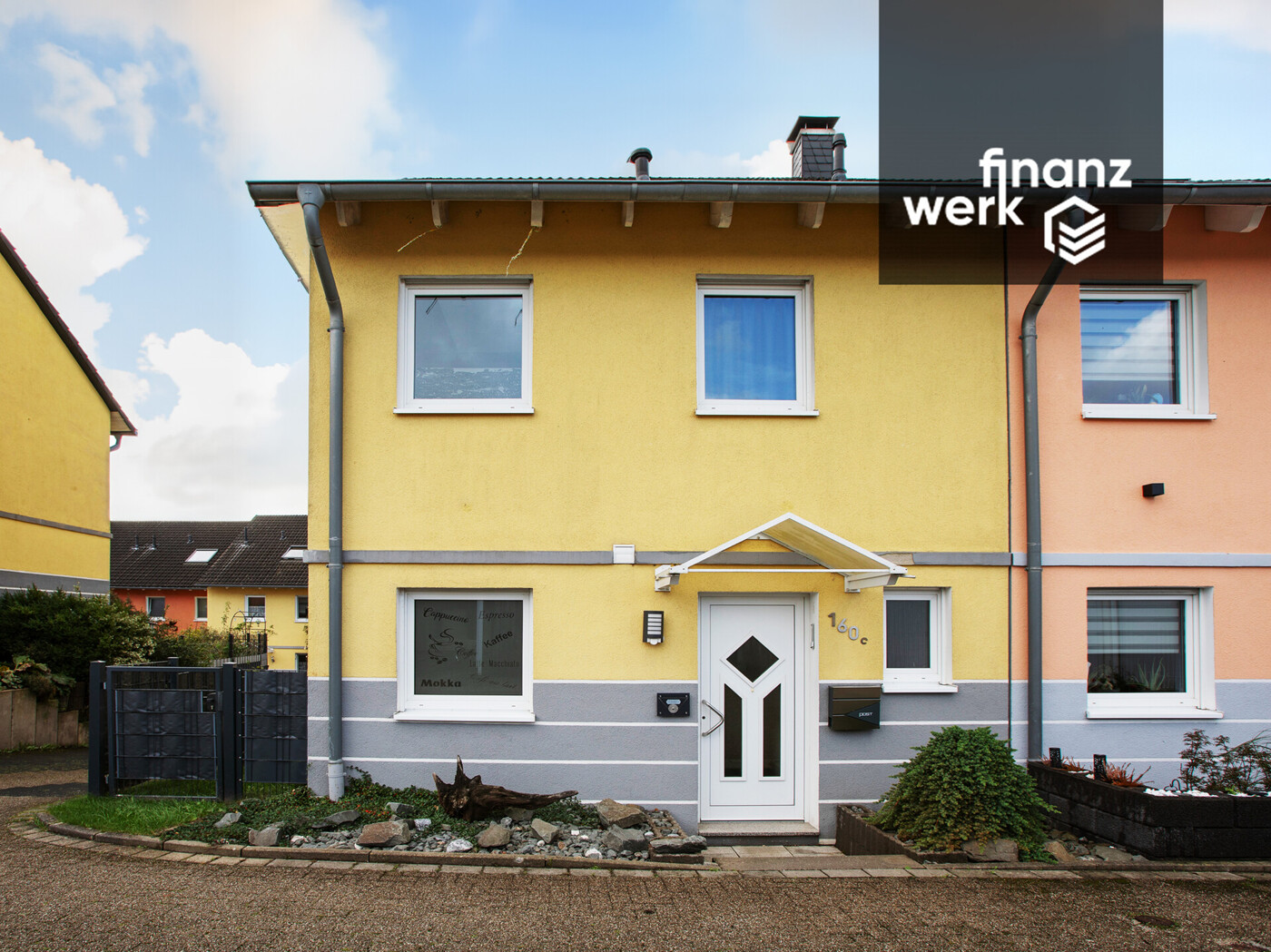 Platz für die ganze Familie – energieeffizientes Reihenendhaus mit Garage und Carport in Ennepetal – Collage COVER