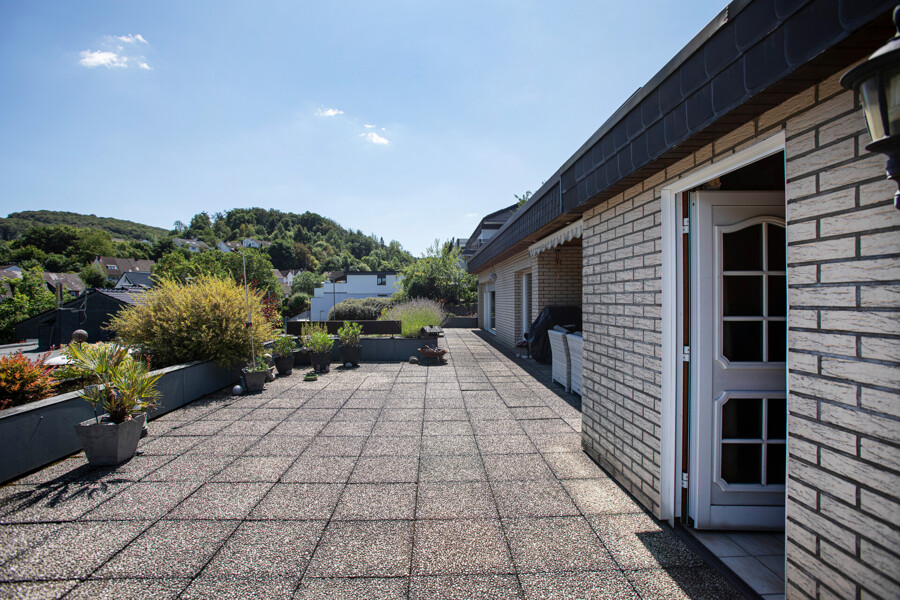Großzügig wohnen, vielseitig leben – freistehendes Haus mit Einliegerwohnung in Iserlohn-Lössel – Terrasse