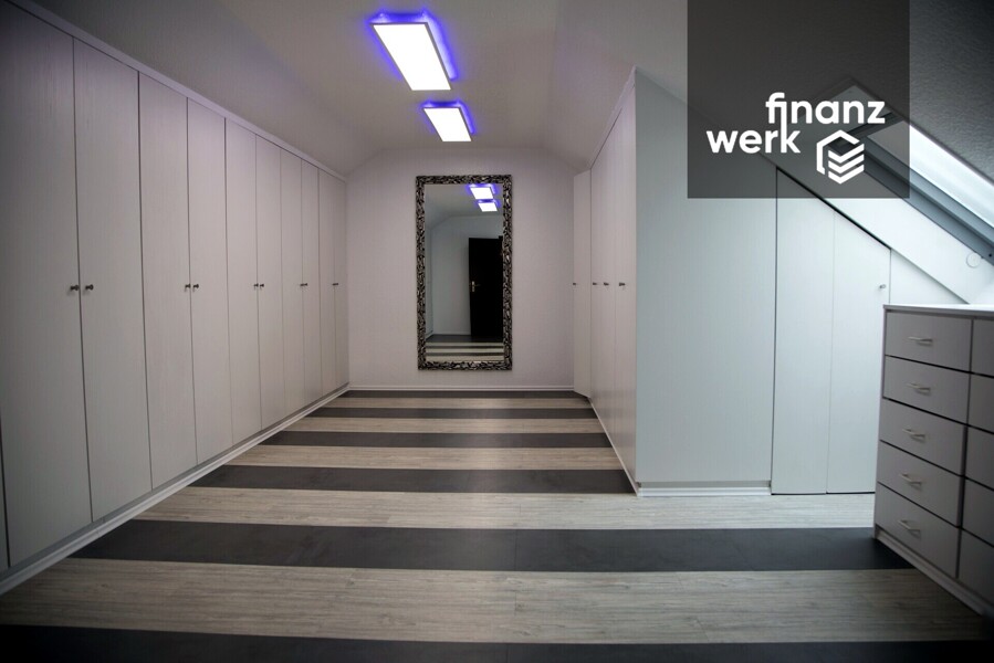 Familienanwesen auf 1.238 m²: 238 m² Wohnfläche, Galerie, Sauna & Wintergarten in Bochum-Höntrop – Ankleidezimmer