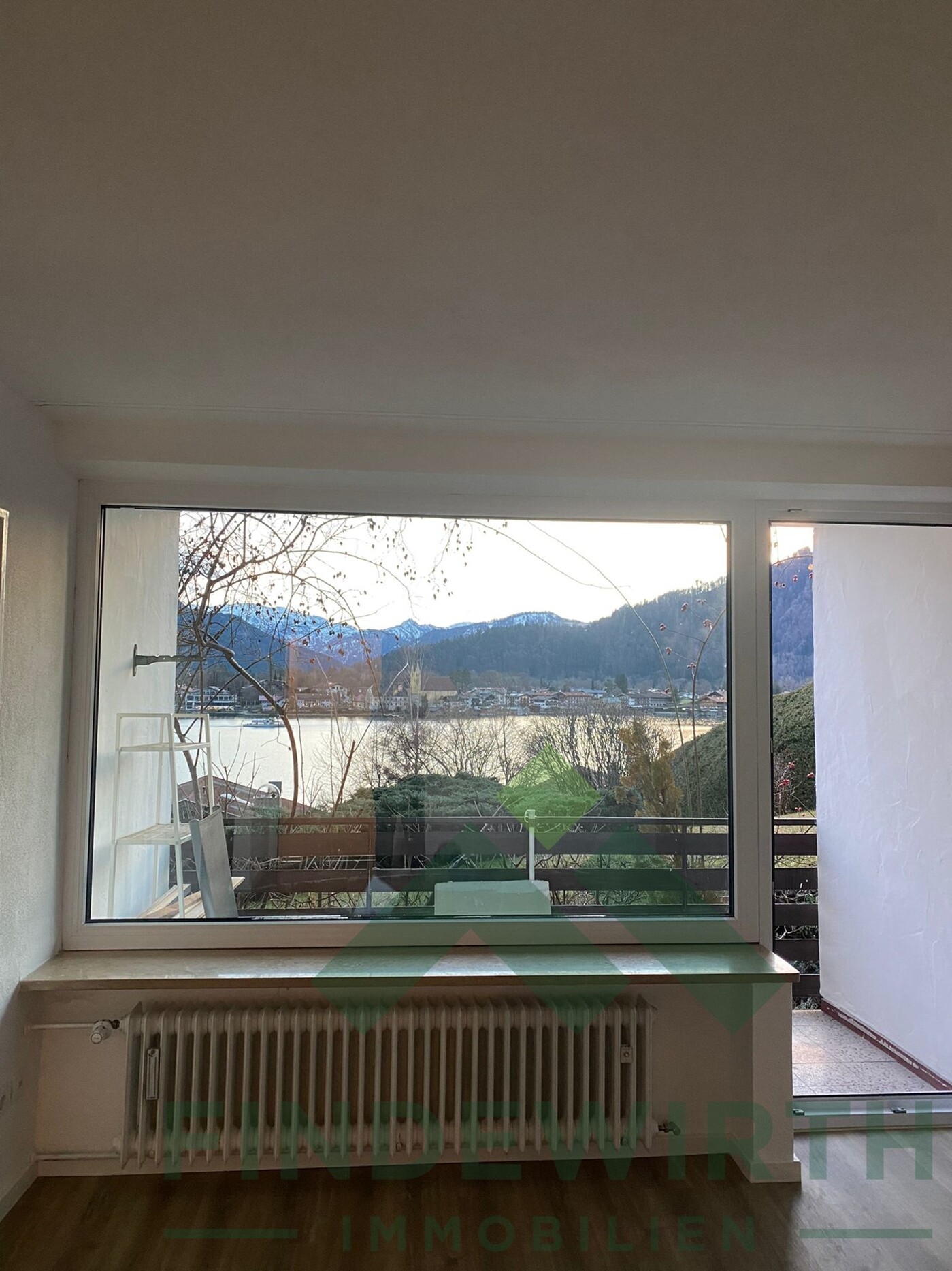 Große Fensterfront im Wohn/Essbereich