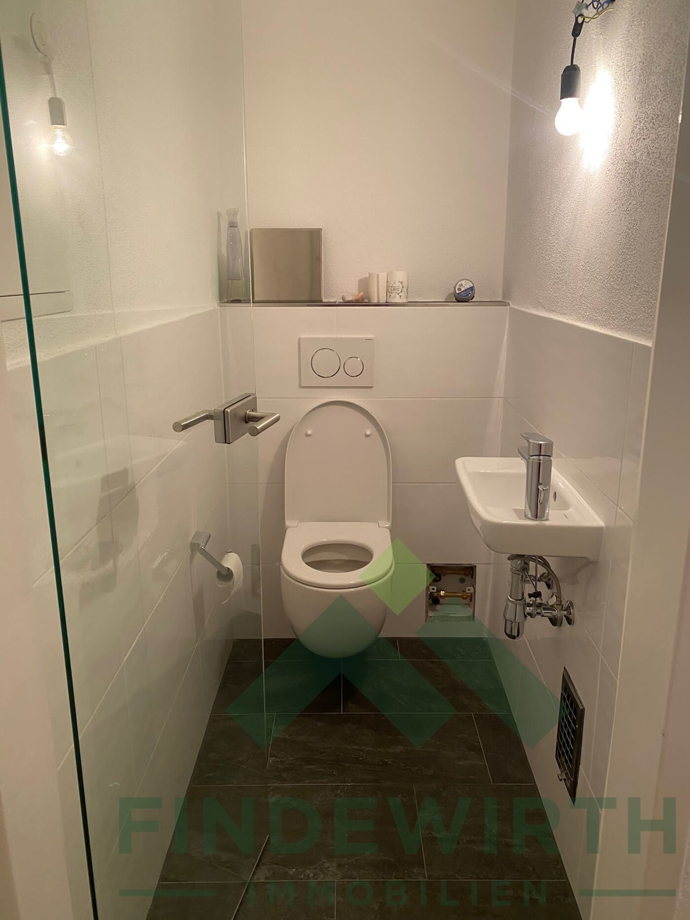 Separate Toilette mit Wäschbecken