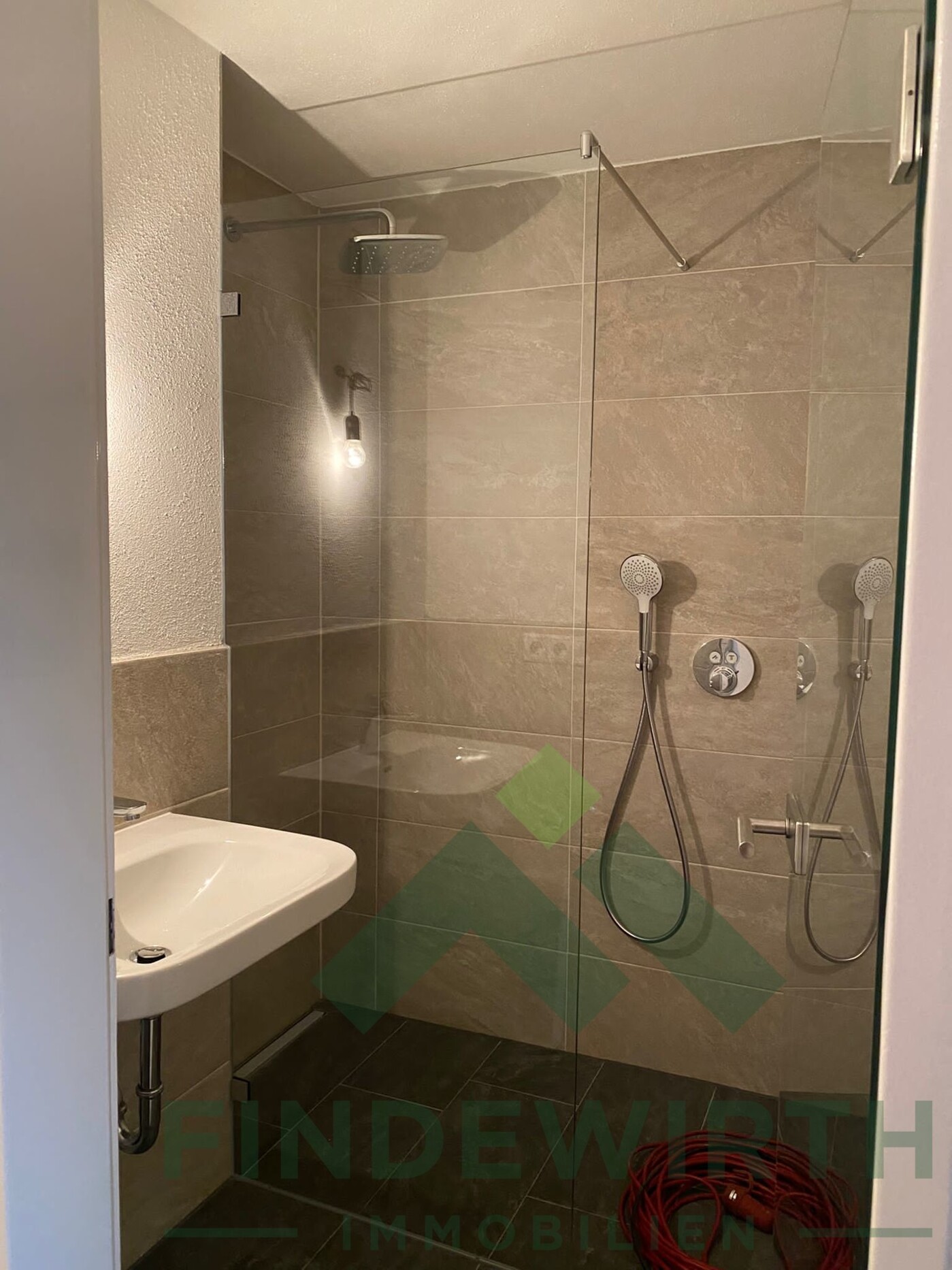 Bad mit großer Dusche