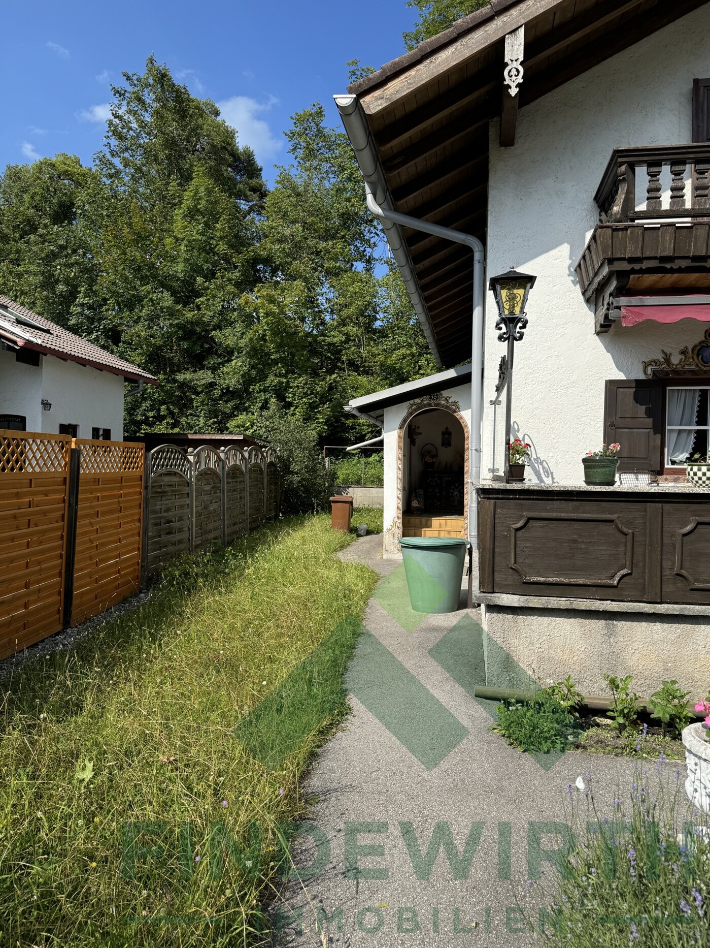 Hausansicht + Gartenfläche (Westen)