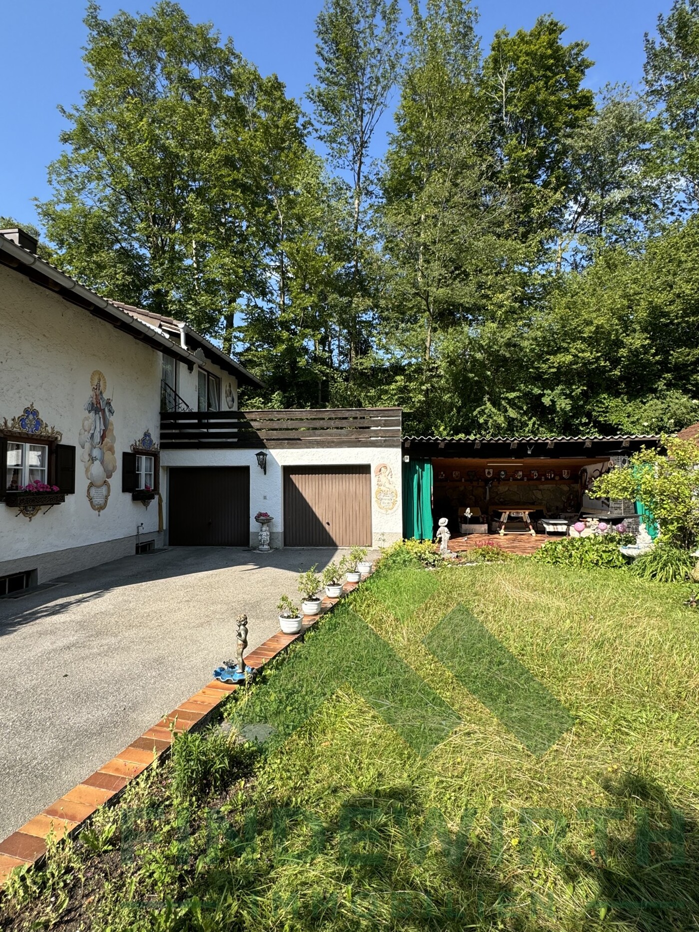 Hausansicht mit Doppelgaragen und Loggia
