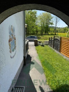 Blick aus dem überdachten Hauseingang
