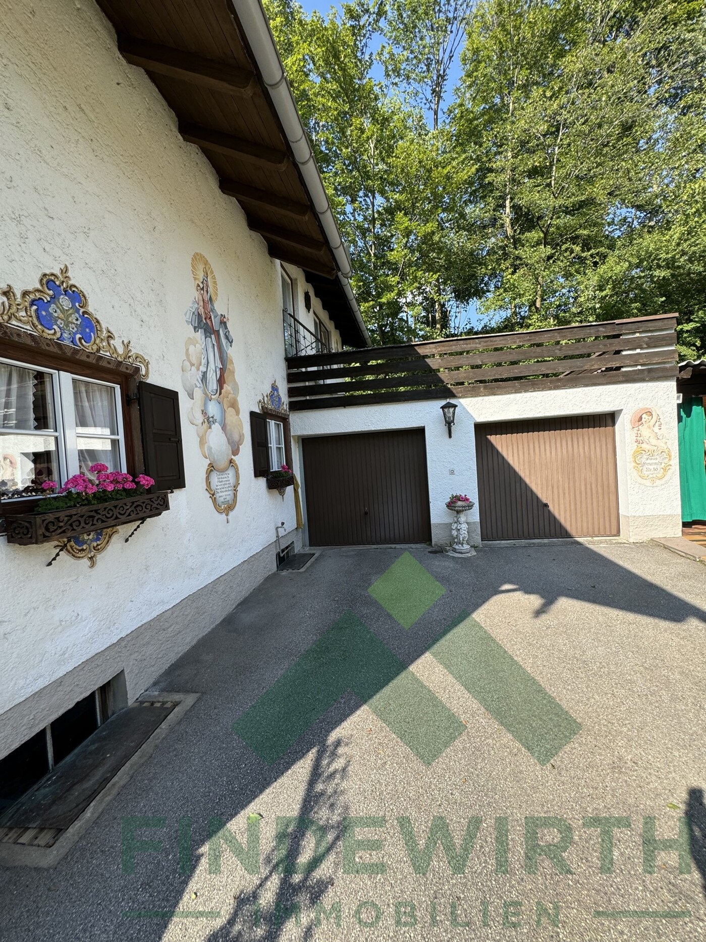 Haus mit verbundenen Doppelgaragen