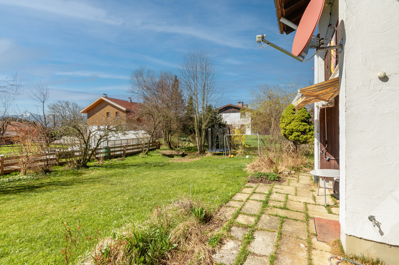 Terrasse mit großzügigem Garten (Südwest)