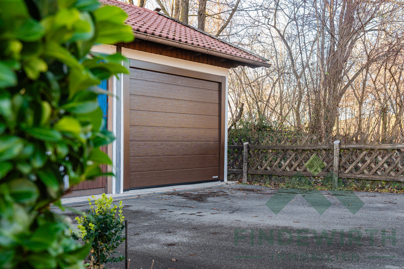 Garage mit hochwertigem Garagentor