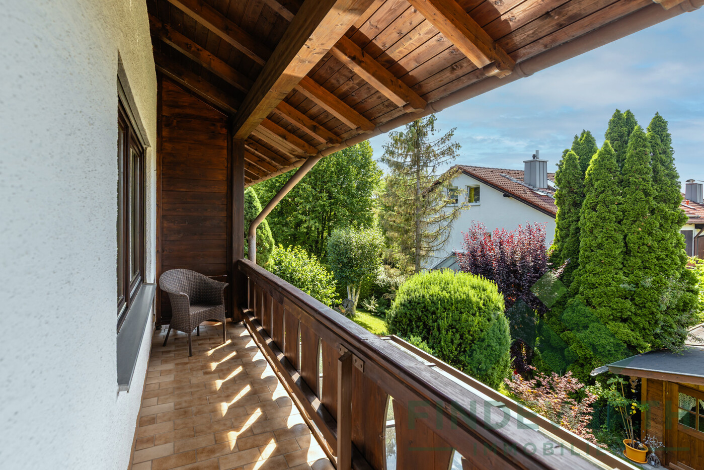 Westbalkon mit Blick in den Garten 