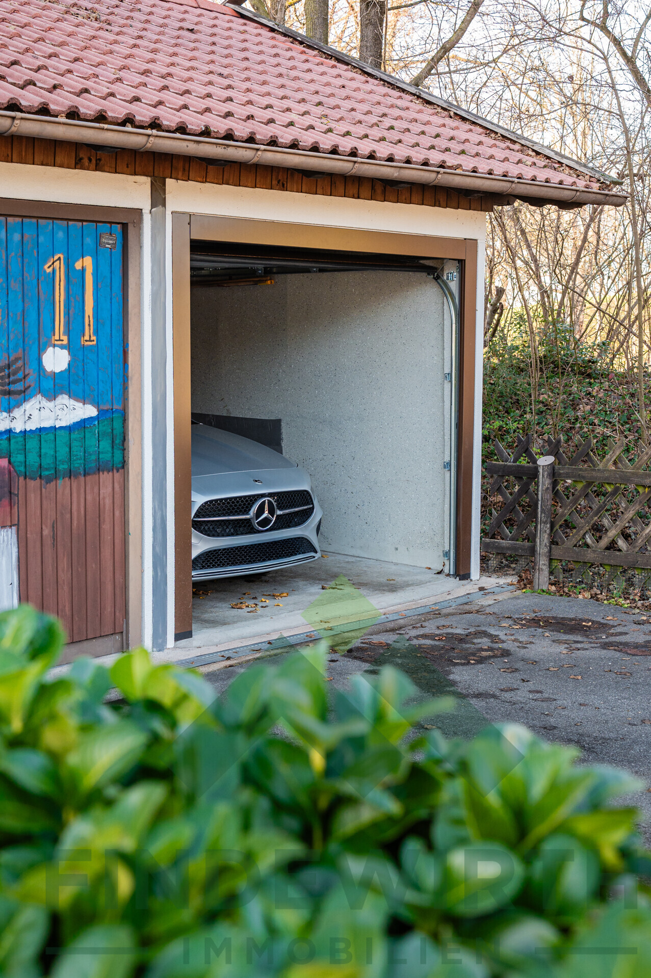 Garage mit hochwertigem Garagentor