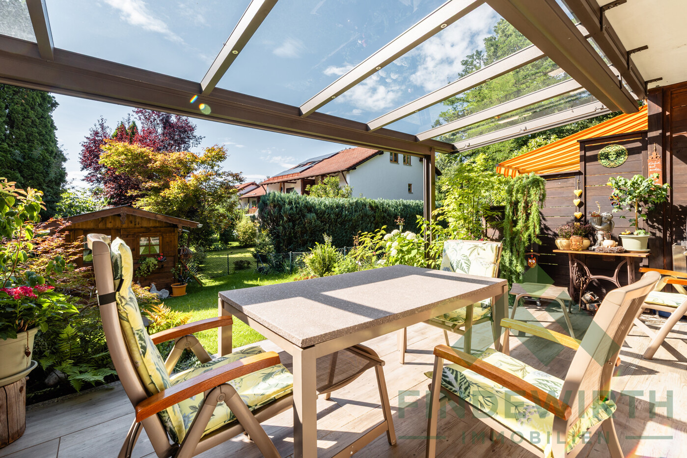 Terrasse mit Überdachung inklusive LED Belechtung und elektrischer Markisen