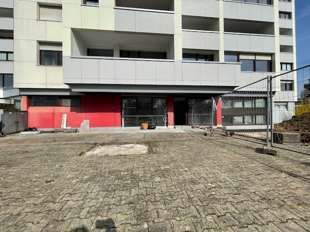 Außenterrasse mit Blick zum Gastrobereich