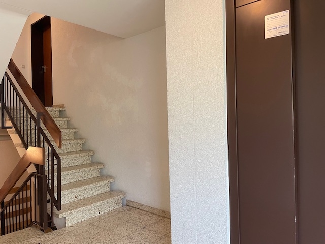 TH mit Aufzug u. Wohnungstüre