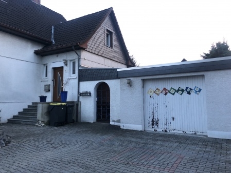 Außenansicht mit Garage