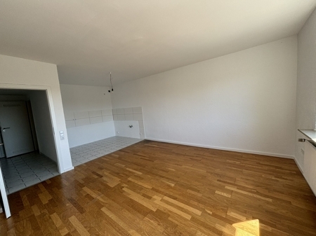Wohnzimmer mit offener Küche