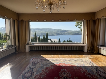 Wohnzimmer mit Seeblick