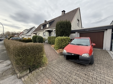 Frontansicht mit Garage Hausnummer 79