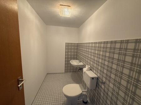 Toilette und Waschbecken im Keller