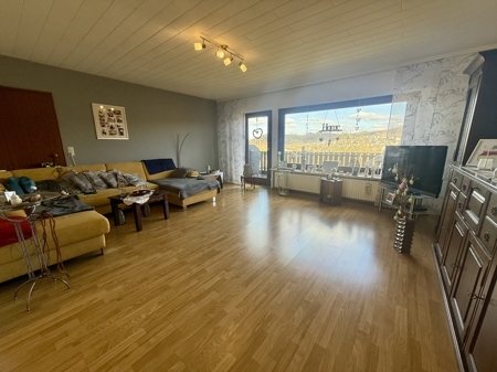 Wohnzimmer mit Balkonzugang