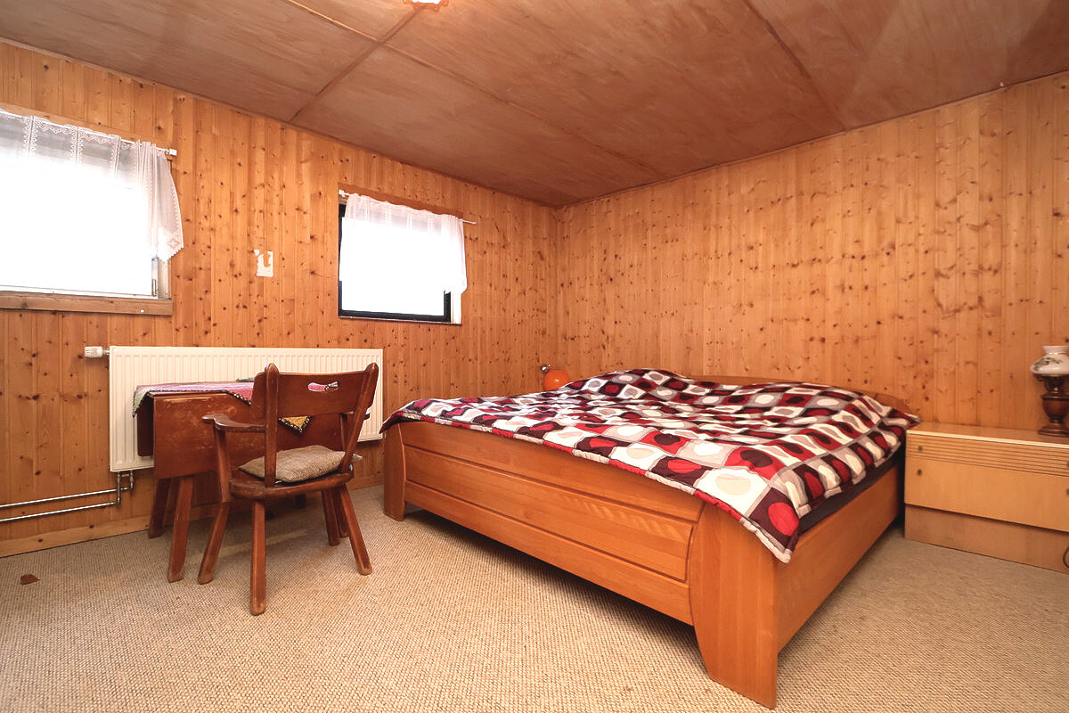 Das geräumige Schlafzimmer