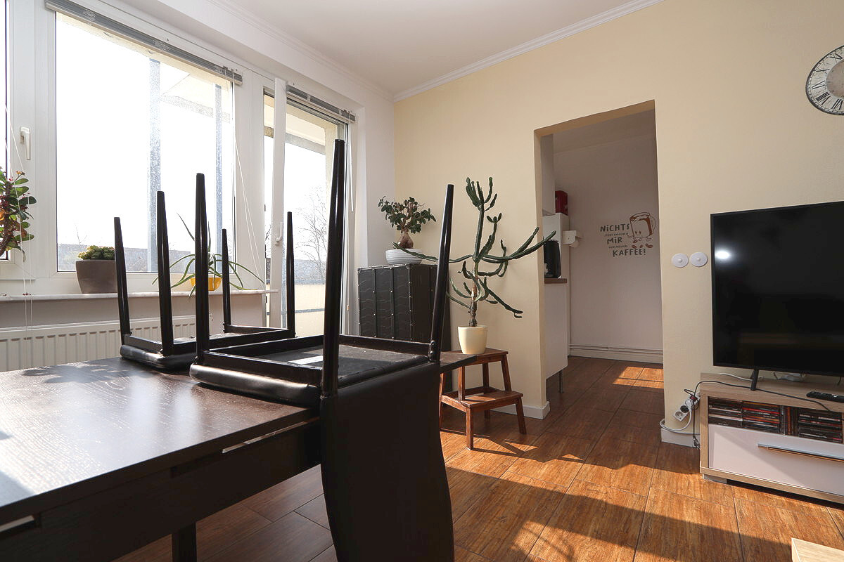 mit Zugang zum Balkon