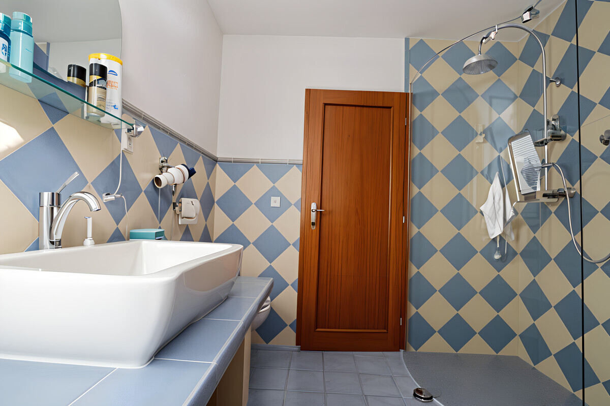 mit einer bodentiefen Dusche