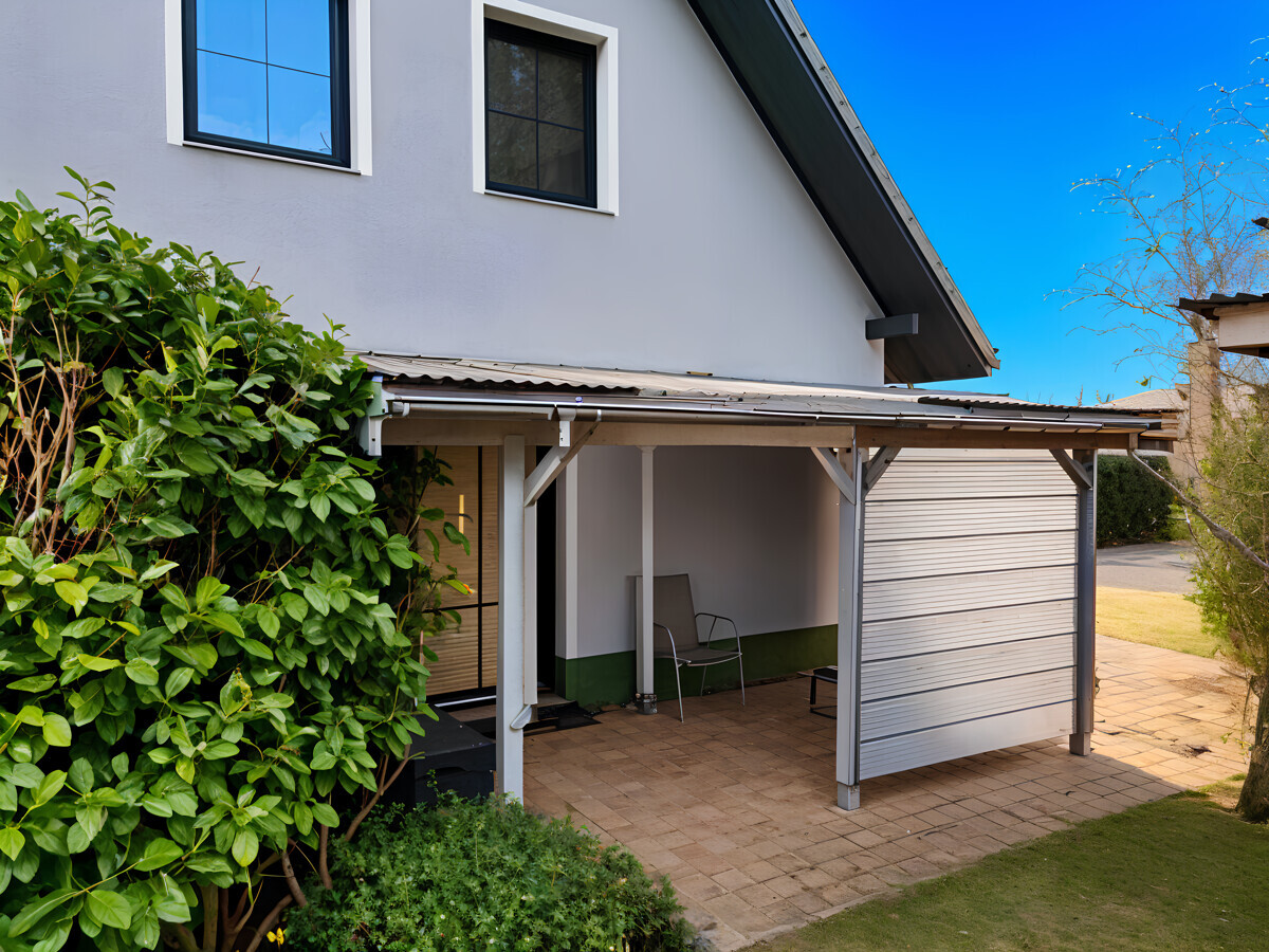 und einer überdachten Terrasse