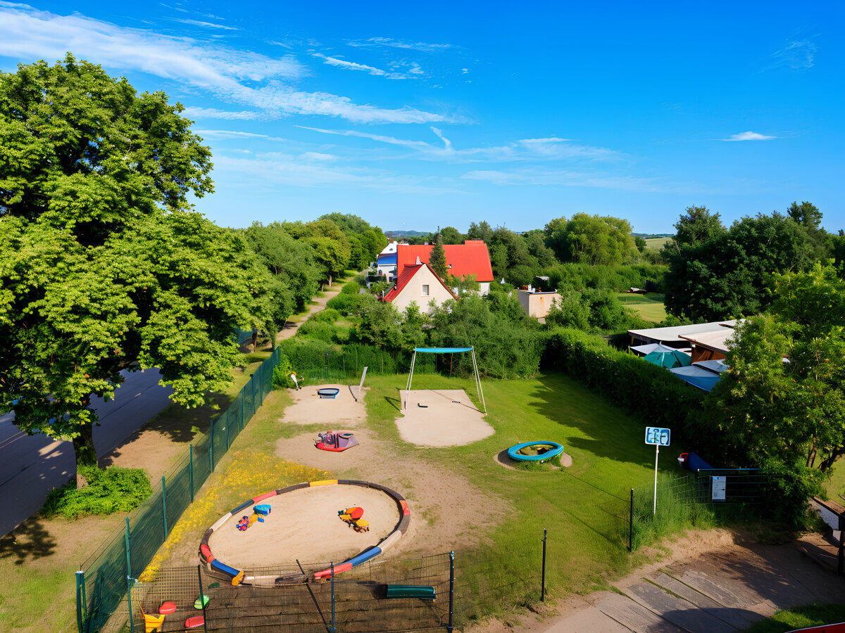 Der Spielplatz auf der gegenüberliegenden Straßenseite