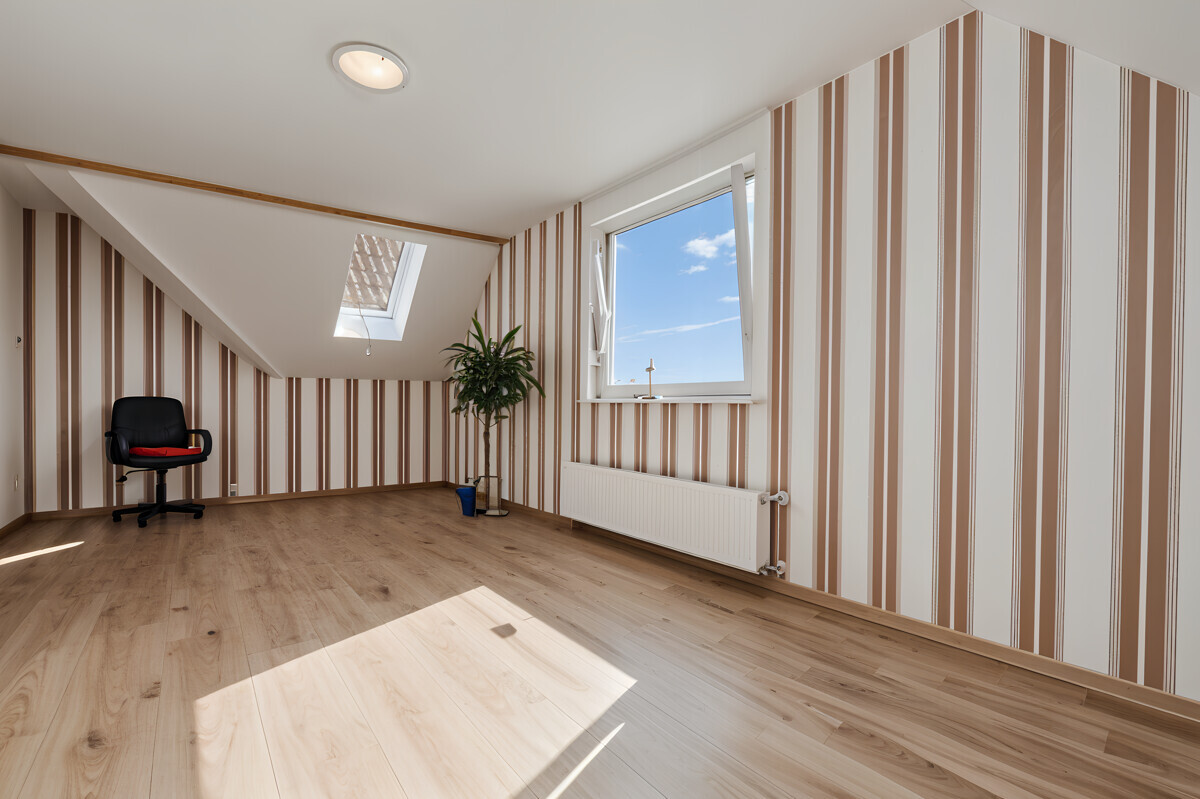 Das geräumige Wohnzimmer