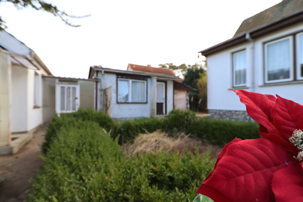 angrenzend am Haus