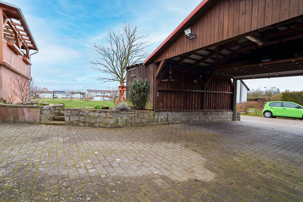 Der Doppelcarport mit elektrischem Rolltor