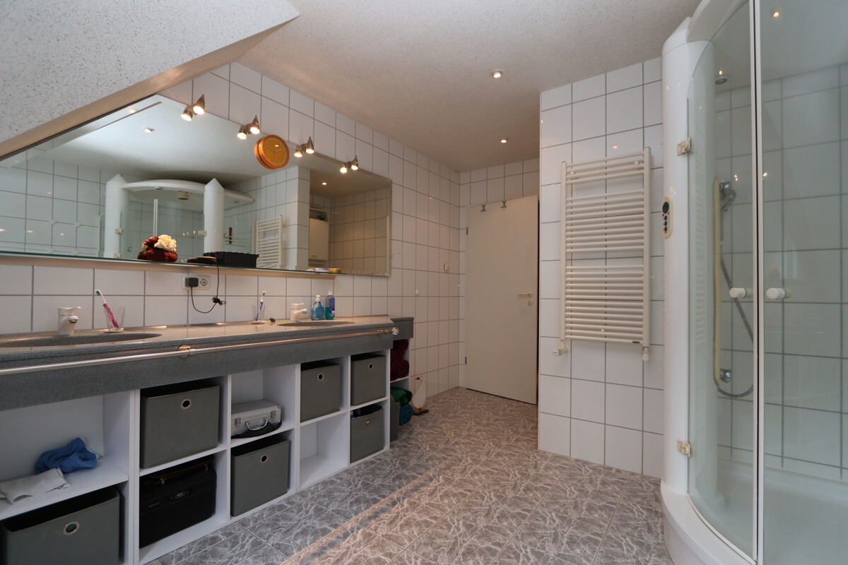 mit zwei Waschbecken und einer Massagedusche