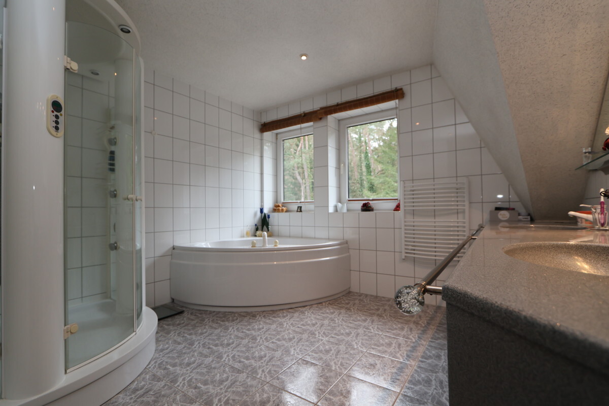 Tageslicht-Vollbadezimmer
