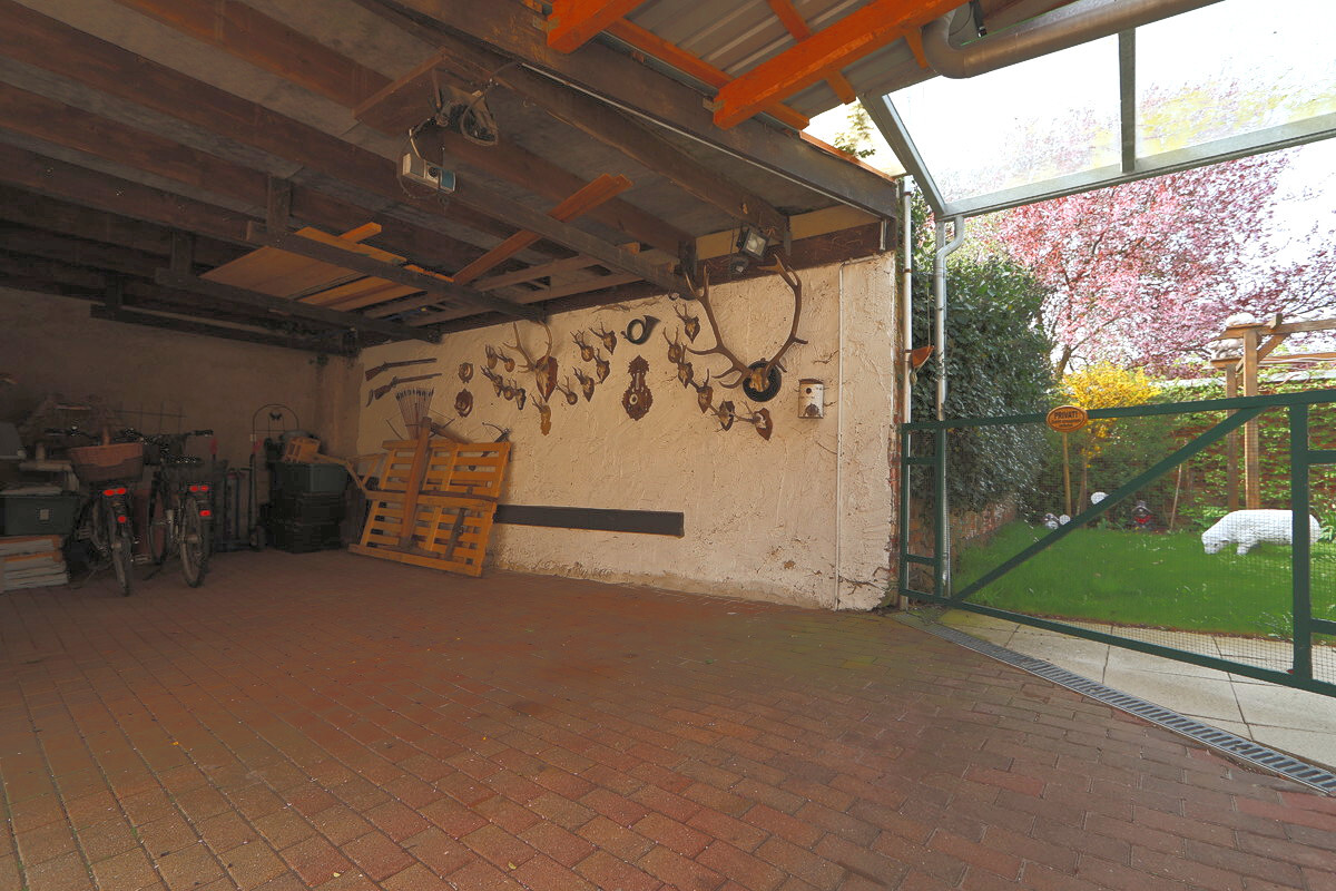 und einem Doppelcarport
