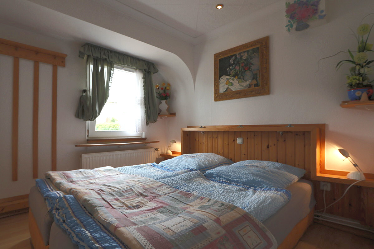 Das geräumige Schlafzimmer