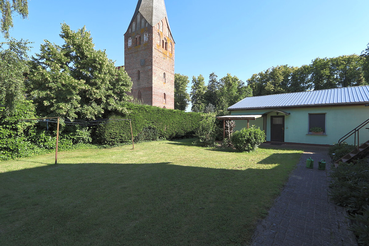 mit Blick auf die Kirche