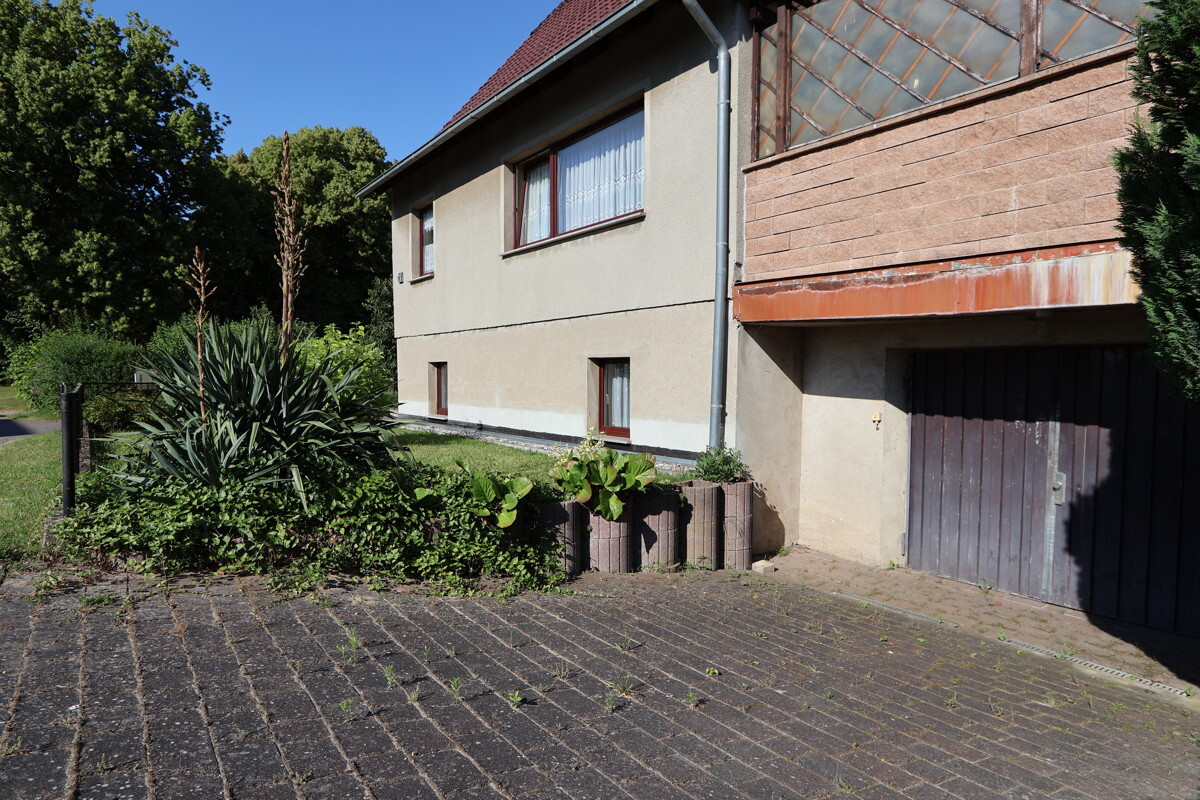 Die Zufahrt zur unverzichtbaren Garage