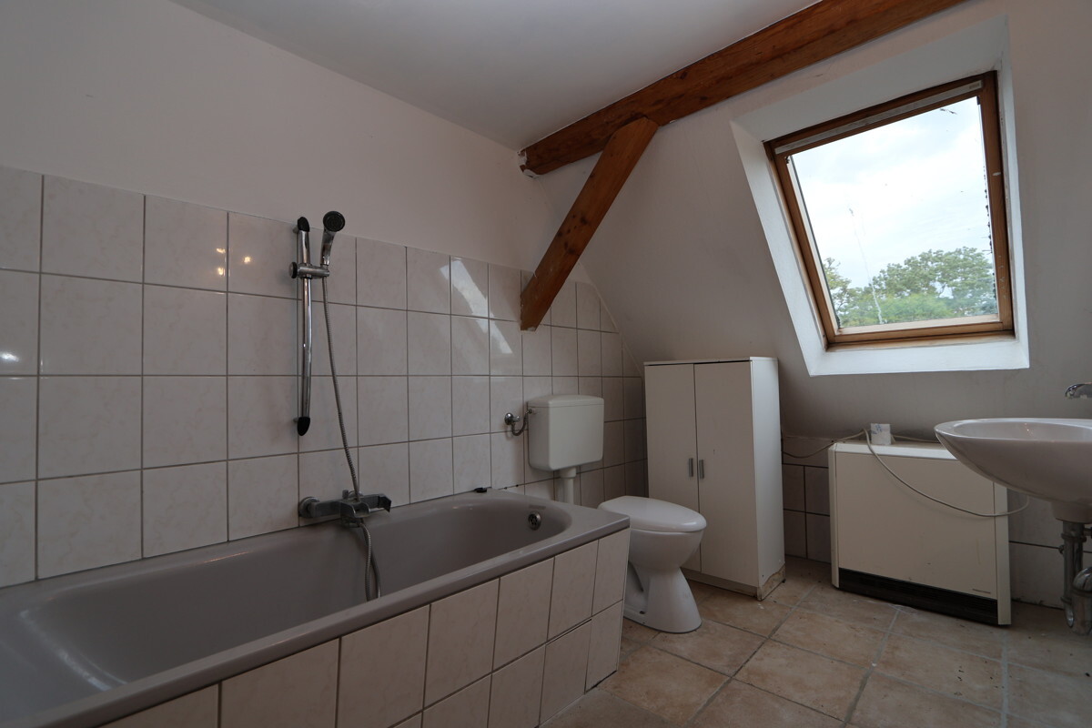 Das geräumige Badezimmer
