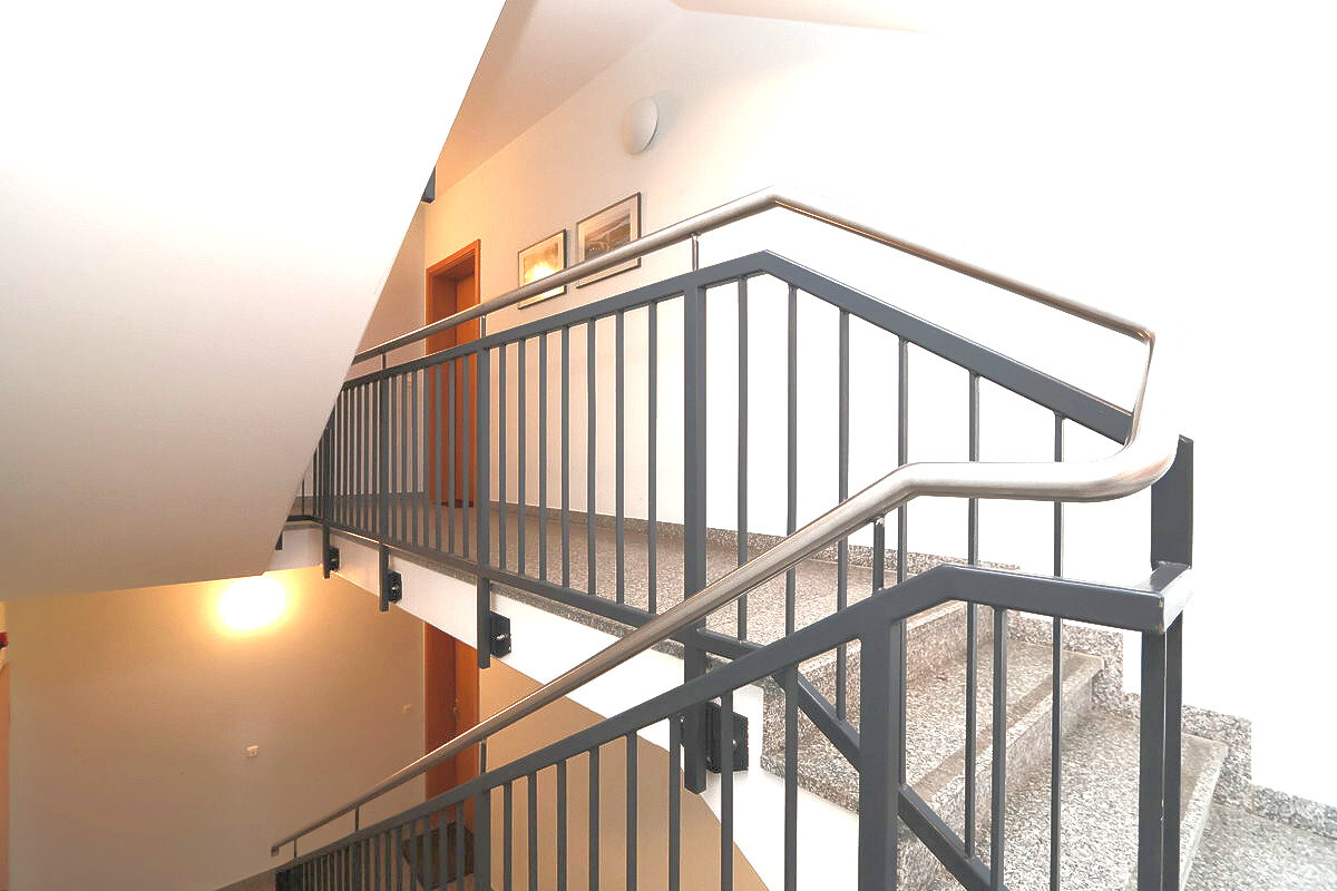 großzügige Treppenhaus