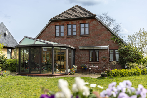 Ansicht auf Haus aus Gartenecke