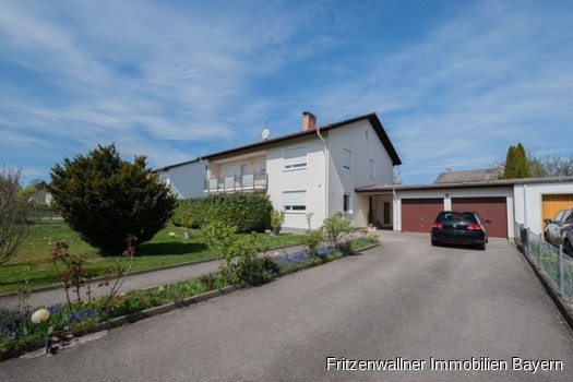 Hausansicht und Doppelgarage