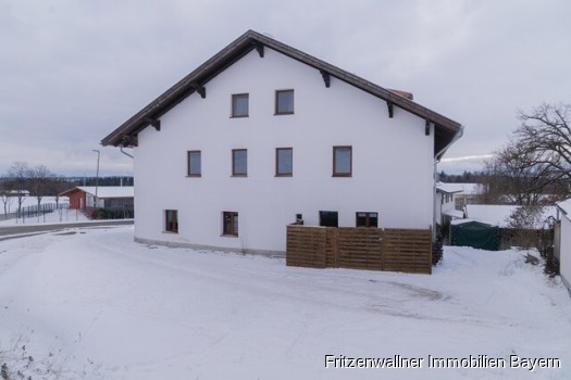 Hausansicht und Parkplätze