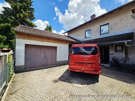 Hausansicht und Garage