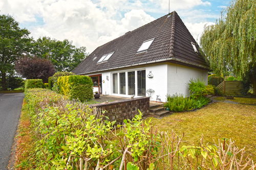 Das Haus bietet derzeit 2 Wohnungen mit rd. 99 und 115 m² nebst Ausbaureserve